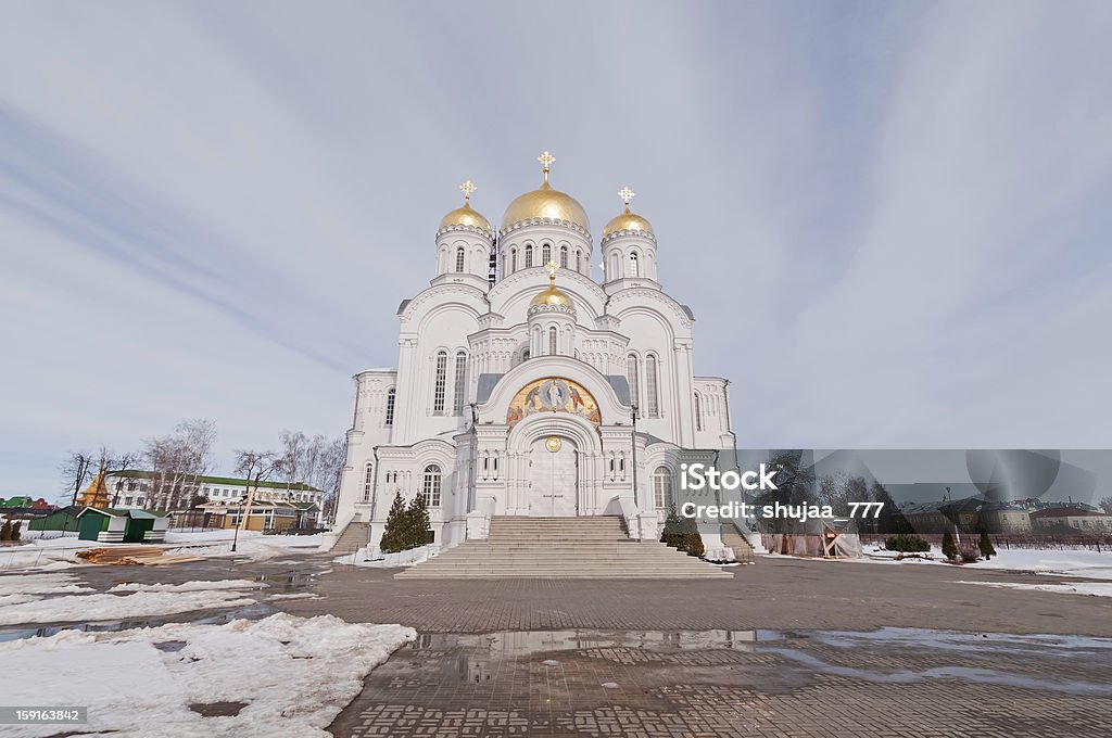 Cathédrale de la Transfiguration avec recouverts de neige contre le ciel avant de rue route arrière - Photo de Escalier libre de droits