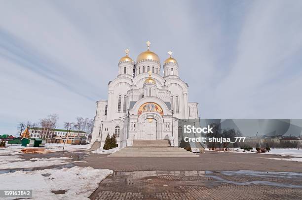 Photo libre de droit de Cathédrale De La Transfiguration Avec Recouverts De Neige Contre Le Ciel Avant De Rue Route Arrière banque d'images et plus d'images libres de droit de Escalier