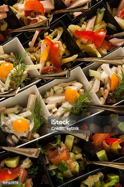 Photo libre de droit de Salade À Mini Carreaux Avec Cuillère Pour La Fête banque d'images et plus d'images libres de droit de Aliment - Aliment, Aliment en saumure, Banquet