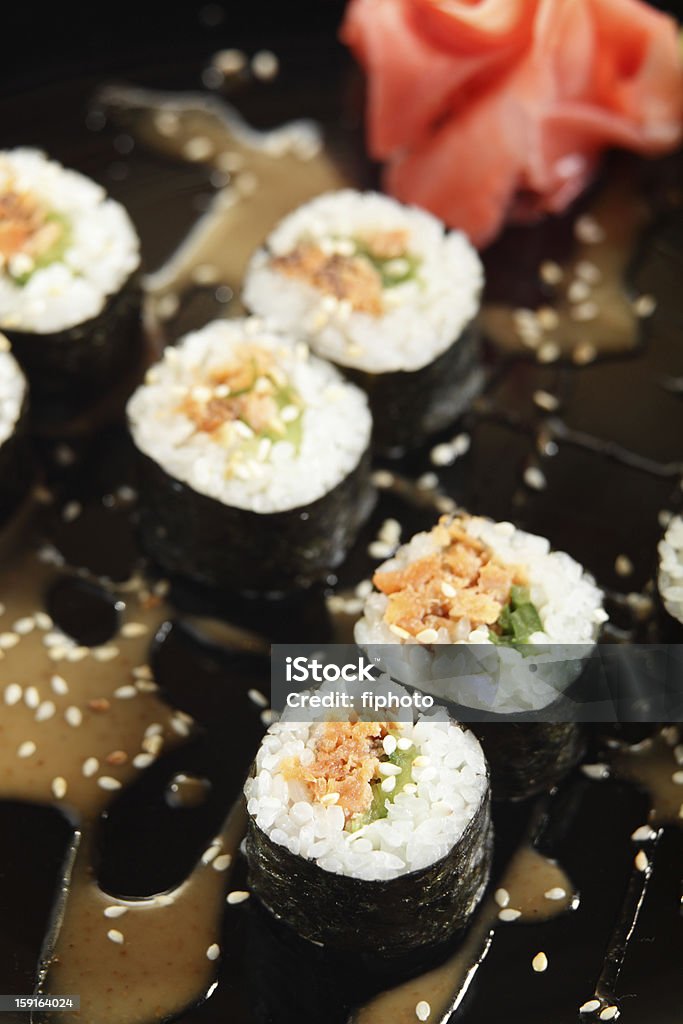 Frescos y delicioso sushi en placa negra - Foto de stock de Alimento libre de derechos