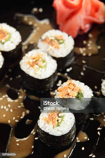 Frescos Y Delicioso Sushi En Placa Negra Foto de stock y más banco de imágenes de Alimento - Alimento, Alimentos cocinados, Aperitivo - Plato de comida