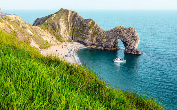 더들 도어의 여름 행복 : lulworth cove, wareham, jurassic coast world heritage, dorset, england, uk의 상징적 인 석회암 아치 - durdle door 뉴스 사진 이미지