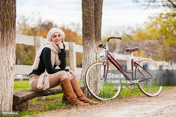 젊은 여자 자전거 20-29세에 대한 스톡 사진 및 기타 이미지 - 20-29세, 고풍스런, 교통수단