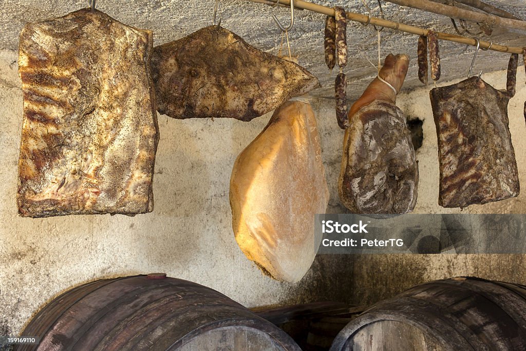 Interior de muito antiga adega de vinhos - Foto de stock de Fora De Moda - Estilo royalty-free
