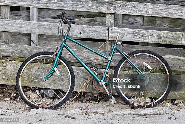 Abandonado De Bicicleta - Fotografias de stock e mais imagens de Abandonado - Abandonado, Acabado, Antigo