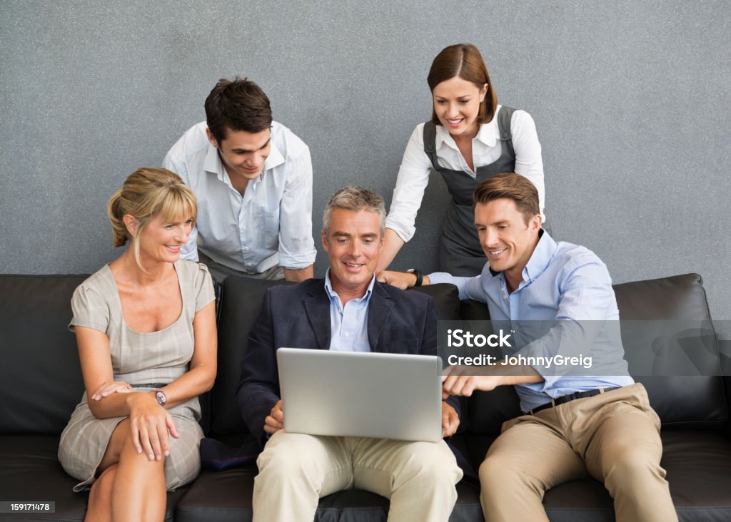 Pessoas de negócios usando o Laptop no sofá - Foto de stock de 20 Anos royalty-free