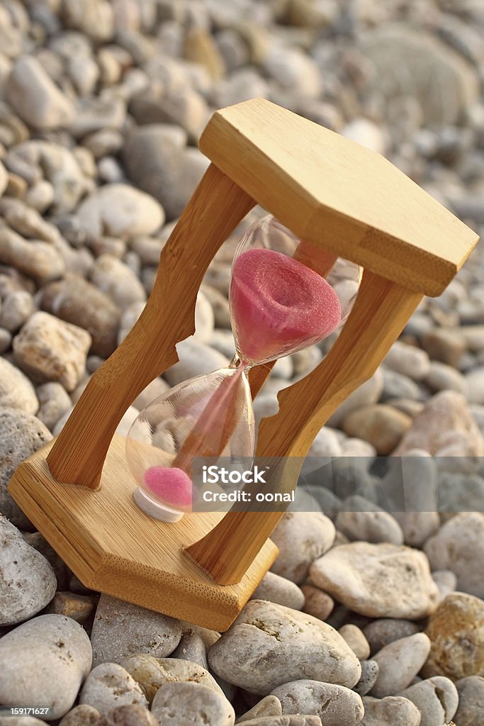 Reloj de arena en piedras - Foto de stock de Anticuado libre de derechos