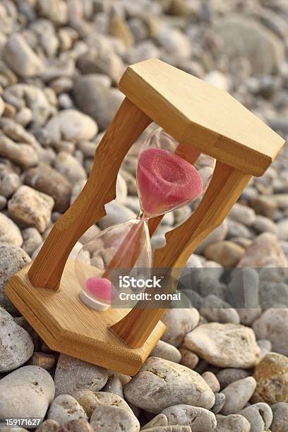 Reloj De Arena En Piedras Foto de stock y más banco de imágenes de Anticuado - Anticuado, Antigualla, Arena