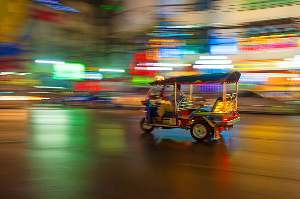 tuk-tuk en movimiento desenfoque, bangkok, tailandia - bangkok mass transit system fotografías e imágenes de stock