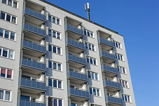 モダンなアパートメントの建物で kiel ,germany - mobilfunkantenne ストックフォトと画像