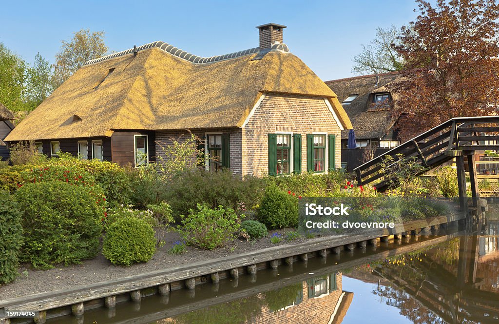 Belle maison néerlandaise traditionnelle - Photo de Arbre libre de droits