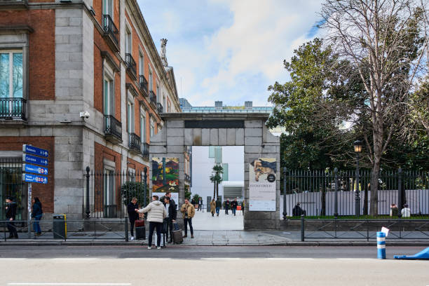 porte d’entrée principale du musée thyssen-bornemisza à madrid - madrid built structure house spain photos et images de collection