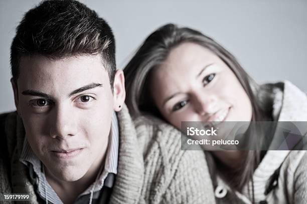 Feliz Pareja Joven Foto de stock y más banco de imágenes de 20 a 29 años - 20 a 29 años, 20-24 años, Abrazar