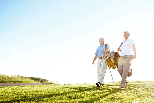 genießen sie ein wenig entspanntes training - retirement golfer happiness relaxation stock-fotos und bilder