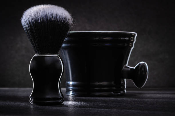 暗い背景のクローズアップビューにボウル付きの黒いシェービングブラシ - shaving equipment wash bowl bathroom razor ストックフォトと画像