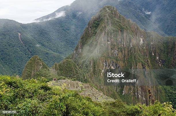 Vista Aérea Sobre Machu Picchu Foto de stock y más banco de imágenes de Aire libre - Aire libre, Aldea, América del Sur