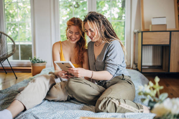 istock Couple in their new home 1591822363