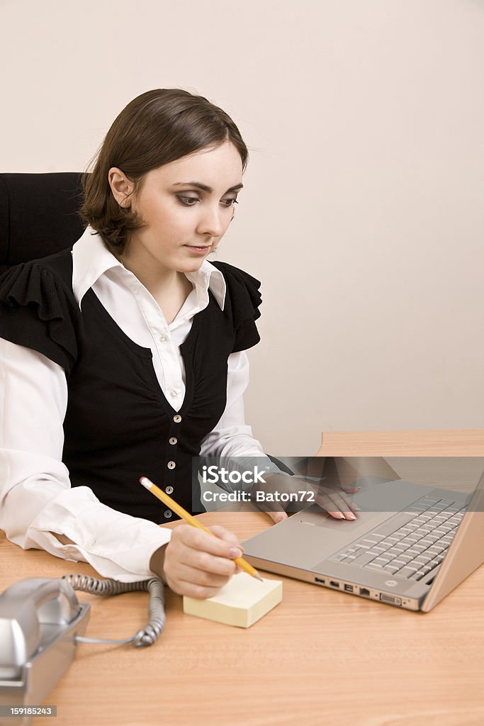 Молодые секретарь с телефон, ноутбук и карандаш мышление - Стоковые фото Беспроводная технология роялти-фри
