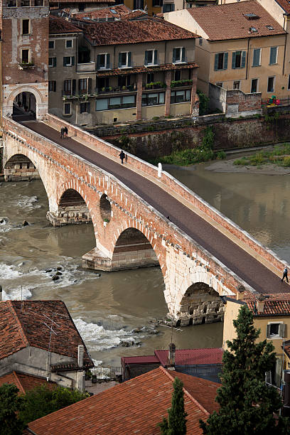 Vista para o rio Adige em Verona - fotografia de stock