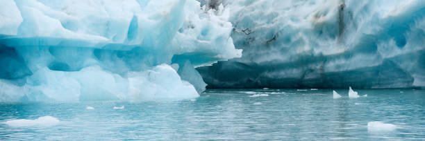 un iceberg en islandia. un iceberg que desemboca en la laguna de jokulsarlon, separado del frente del glaciar. - natural disaster glacier iceberg melting fotografías e imágenes de stock