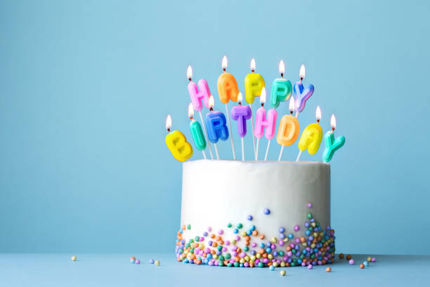 생일 축하 철자 촛불이 있는 화려한 생일 케이크 - birthday cake cake birthday homemade 뉴스 사진 이미지