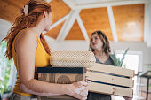 lesbisches-paar-in-neue-wohnung.jpg?b=1&s=170x170&k=20&c=_7q-ft3x-YsxKGoHL85xM9iXYlShRyAZdnWnTuvajIs=