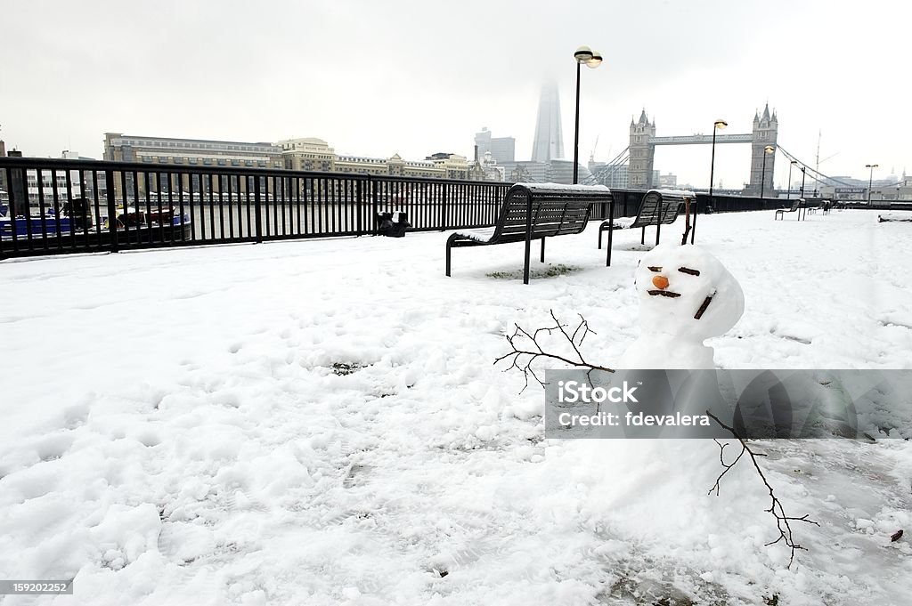 Schneemann Kulisse gegen Tower Bridge, London, GB - Lizenzfrei East London - London Stock-Foto