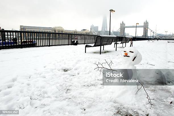 Bałwan Śniegowy Przed Tower Bridge Tło Londyn Wielka Brytania - zdjęcia stockowe i więcej obrazów Wschodni Londyn
