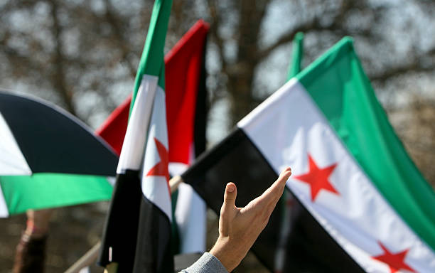 pomachaj ręką flagi w syrii - arab spring obrazy zdjęcia i obrazy z banku zdjęć
