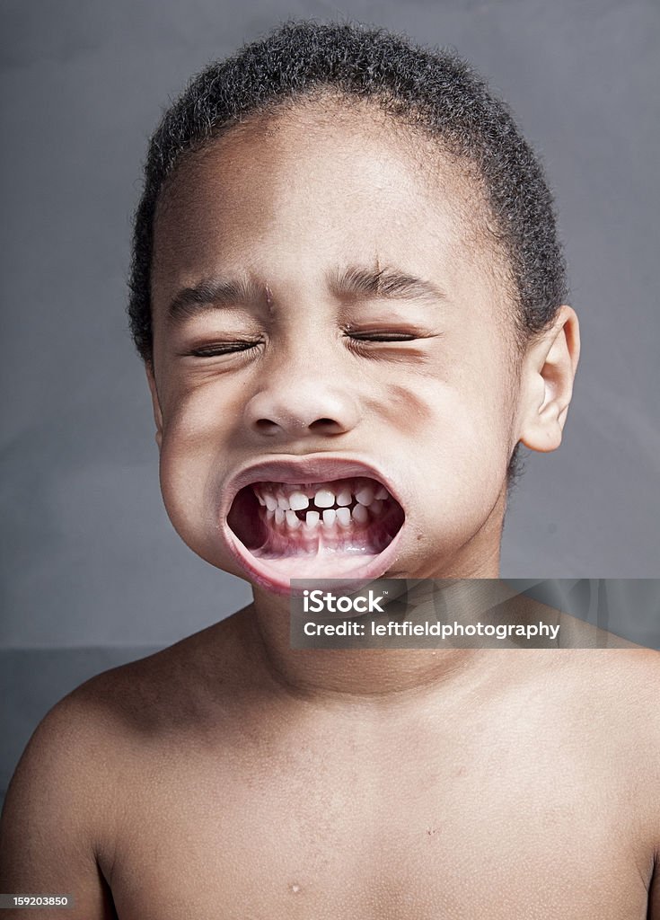 Kleine Junge making ugly Gesicht - Lizenzfrei Augen geschlossen Stock-Foto