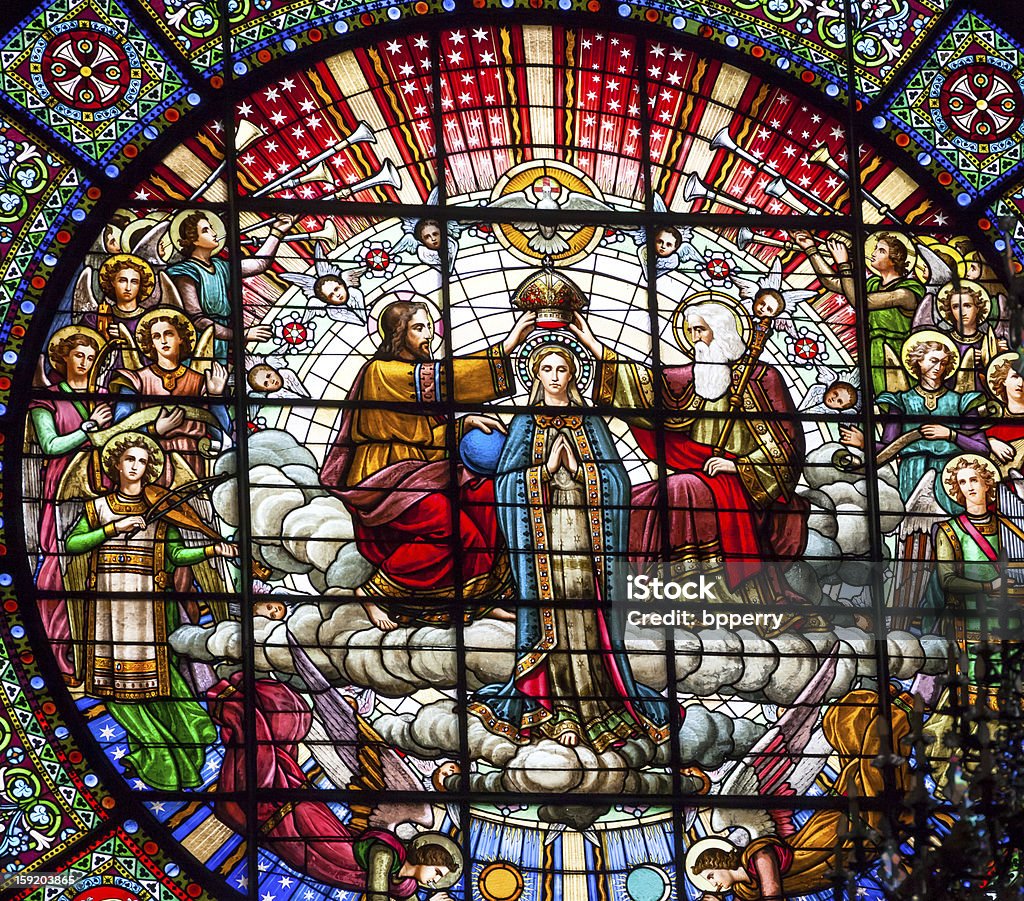 Witraż Jezus Mary Rozeta Klasztor Montserrat Katalonia, Hiszpania - Zbiór zdjęć royalty-free (Virgin Mary)
