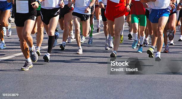 En Un Maratón Corredores Foto de stock y más banco de imágenes de Aerobismo - Aerobismo, Asfalto, Atleta - Atletismo