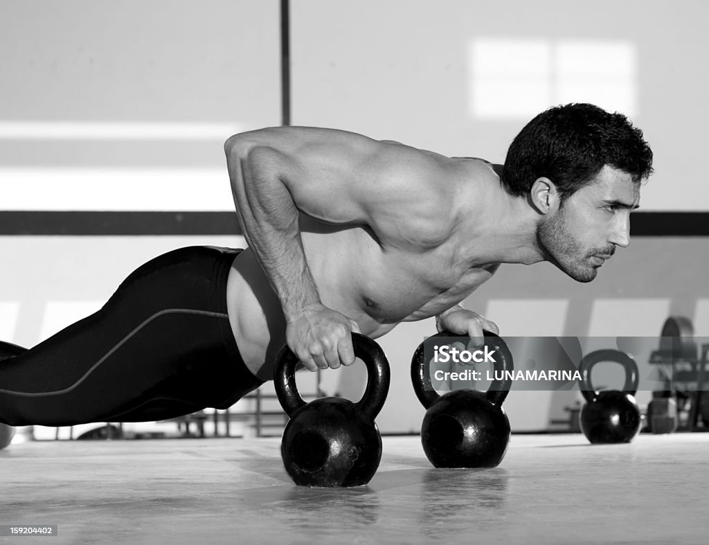 Gym homme push-up force Pompe avec haltères Kettlebell - Photo de Personne humaine libre de droits