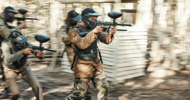 Teamwork, motion blur and paintball with man in game for playground, speed and gaming. Challenge, mission and soldier with people shooting in battlefield arena for target, gun and warrior training trabajo en equipo, desenfoque de movimiento y paintball con hombre en juego para patio de recreo, velocidad y juego. desafío, misión y soldado con personas disparando en la arena del campo de batalla para entrenamiento de objetivos, armas y guerreros