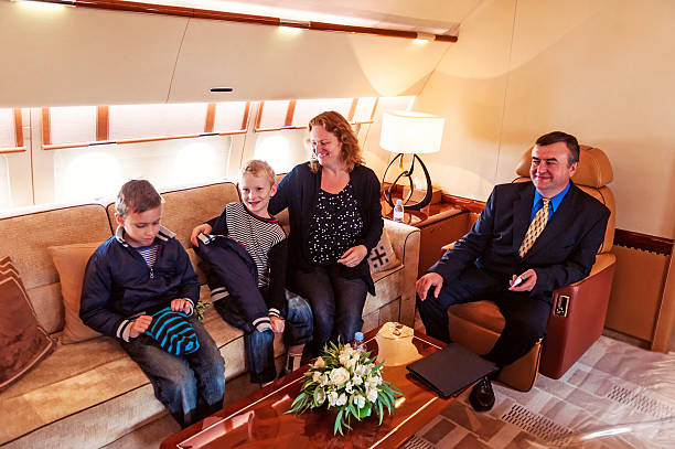 rodzina podróży przez prywatny odrzutowiec - vehicle interior corporate jet jet private airplane zdjęcia i obrazy z banku zdjęć