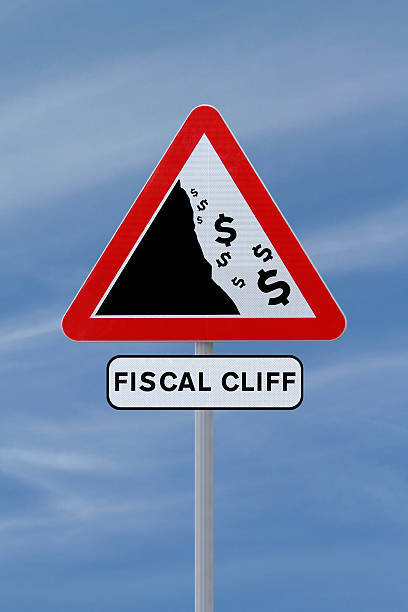 precipício orçamental sinal de estrada - fiscal cliff imagens e fotografias de stock