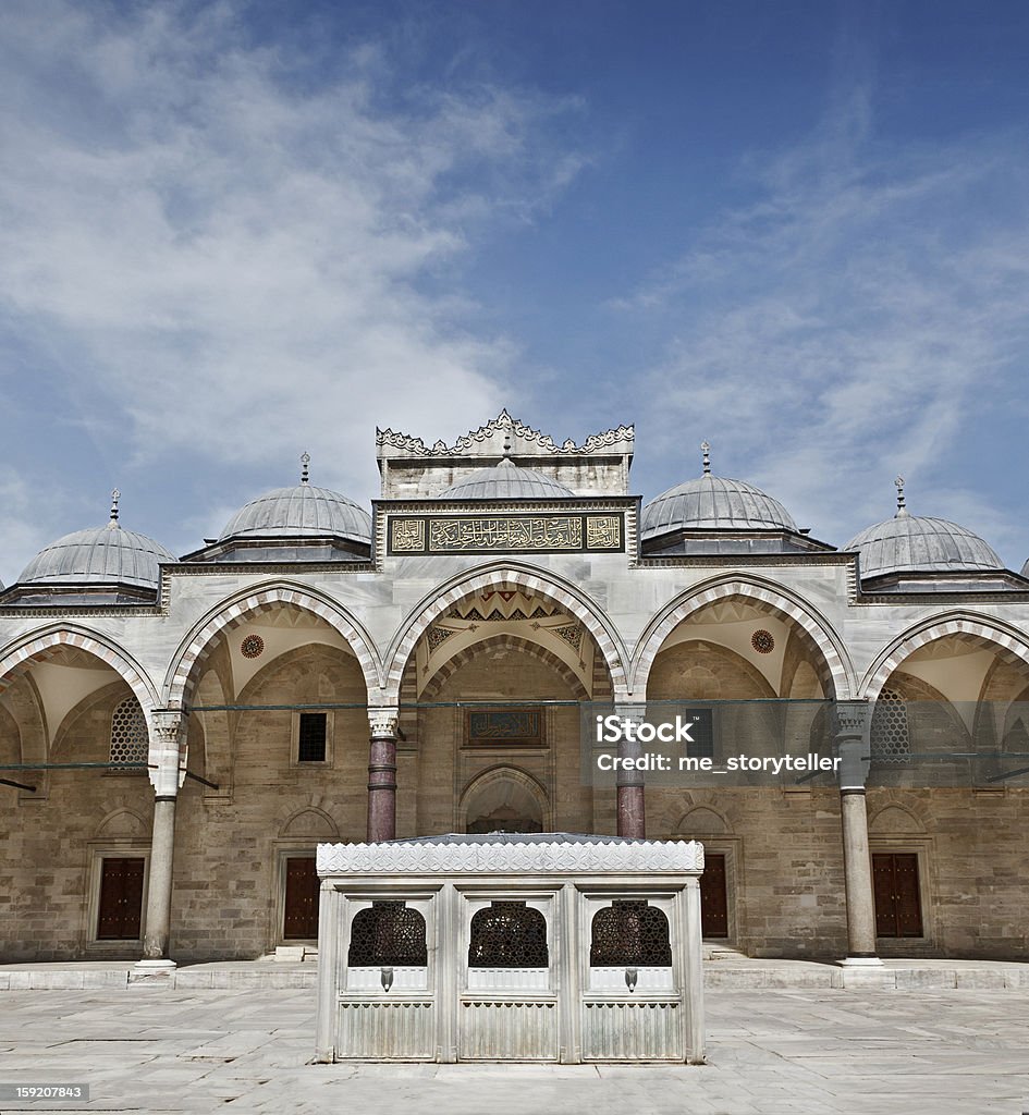 Mezquita de soleimán el magnífico en Estambul, Turquía-innercourt - Foto de stock de Antiguo libre de derechos