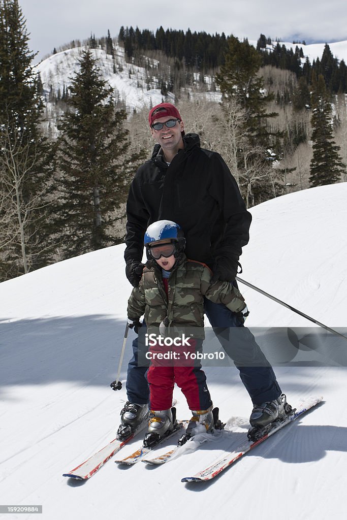 Padre e hijo se divierten en las pistas de esquí - Foto de stock de Utah libre de derechos