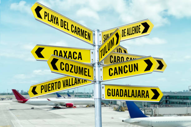 placas de resort de férias mexicanas - direction arrow sign road sign escape - fotografias e filmes do acervo