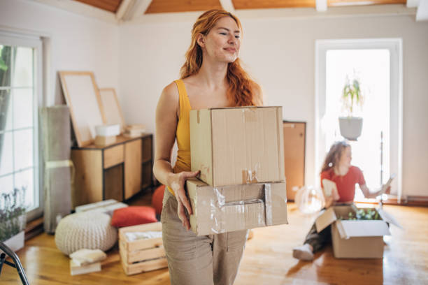 istock Couple in new home 1592318001