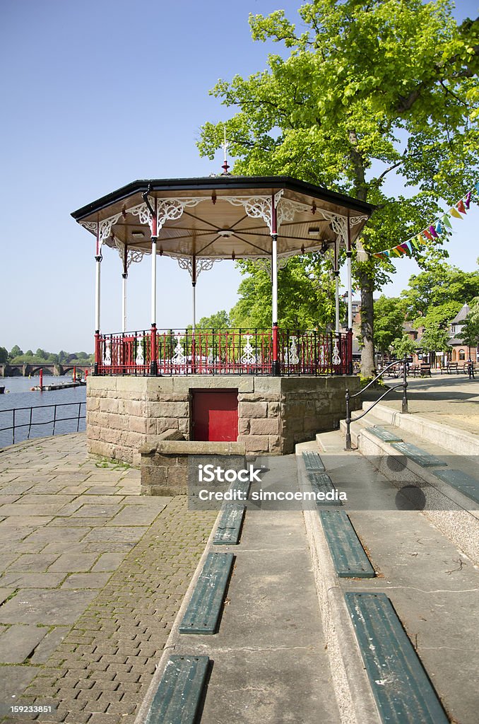 Glorieta para músicos por River Dee en inglés ciudad de Chester - Foto de stock de Aire libre libre de derechos