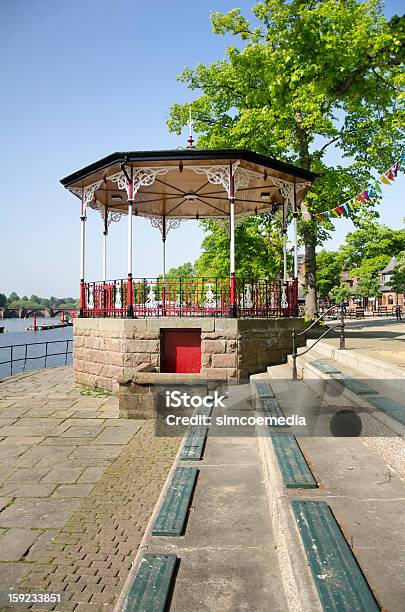 Glorieta Para Músicos Por River Dee En Inglés Ciudad De Chester Foto de stock y más banco de imágenes de Aire libre