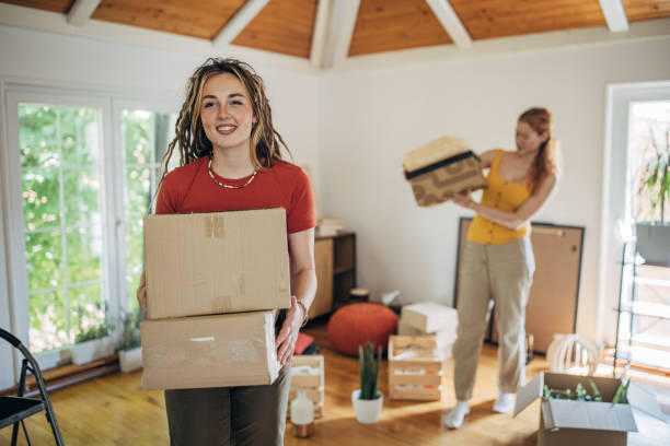 istock Couple in new home 1592346024
