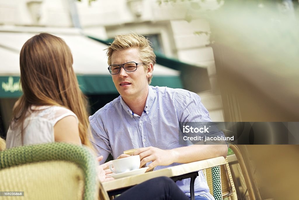 Beau Blond dans une Discussion avec une copine - Photo de Activité de loisirs libre de droits