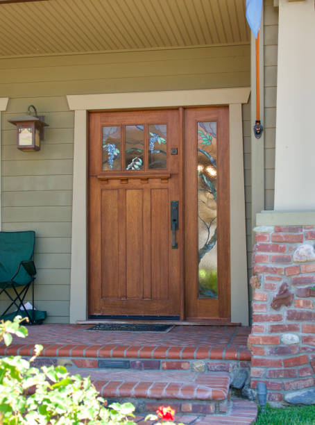 istock Vintage craftsman style cottage with beautiful front door 1592369727