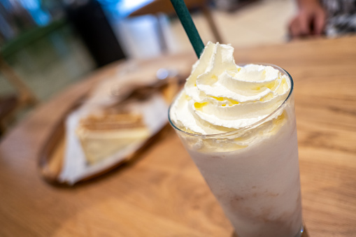 Frappé coffee contains many calories due to the ingredients used in its preparation, such as sugar, flavoring syrups, milk and whipped cream. These add caloric content to the coffee and can contribute to weight gain if consumed in excess.