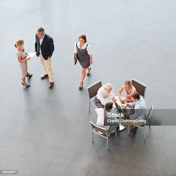 Foto de Pessoas De Negócios Trabalhando E Reuniões e mais fotos de stock de Vista de Cima - Vista de Cima, Andar, Pessoas