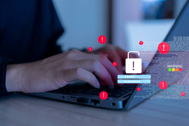 기술 개념의 범죄를 위한 가상 아이콘 사이버 공간과 함께 회사에서 데이터 정보를 해킹하거나 훔치기 위해 개인 정보 보호 계정 시스템에 액세스하기 위해 노트북에 프로그래머 남자 손 타이� - security breach 뉴스 사진 이미지