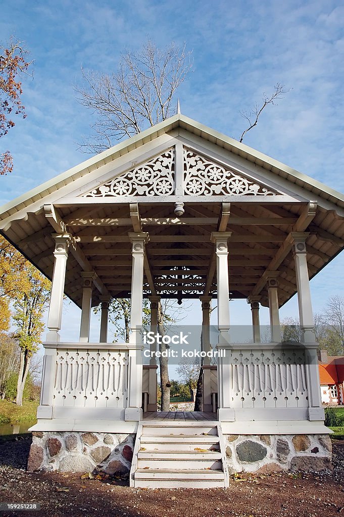 Pavilion en el parque otoño. Luke s manor, Bracknell, Estonia - Foto de stock de Aire libre libre de derechos