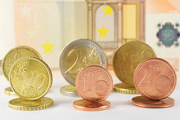 различные монеты, банкноты на 50 евро - 50 euro cent стоковые фото и изображения